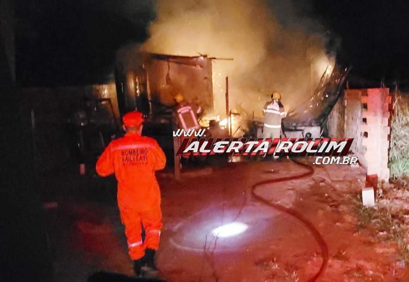 Homem saiu de casa para tomar caldo e ao retornar se deparou com a residência destruída por incêndio em Rolim de Moura Homem saiu de casa para tomar caldo e ao retornar se deparou com a residência destruída por incêndio em Rolim de Moura