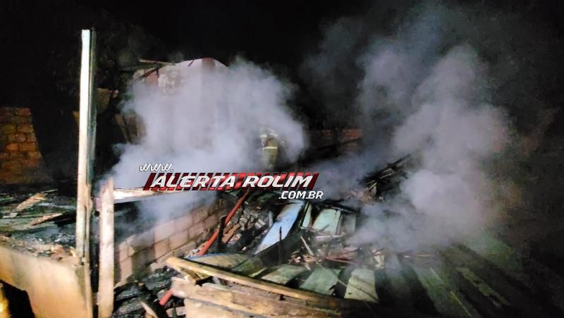 Homem saiu de casa para tomar caldo e ao retornar se deparou com a residência destruída por incêndio em Rolim de Moura Homem saiu de casa para tomar caldo e ao retornar se deparou com a residência destruída por incêndio em Rolim de Moura