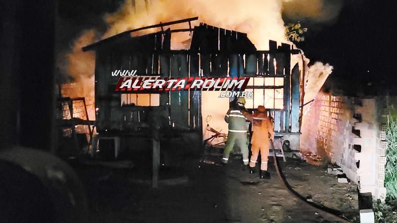 Homem saiu de casa para tomar caldo e ao retornar se deparou com a residência destruída por incêndio em Rolim de Moura Homem saiu de casa para tomar caldo e ao retornar se deparou com a residência destruída por incêndio em Rolim de Moura