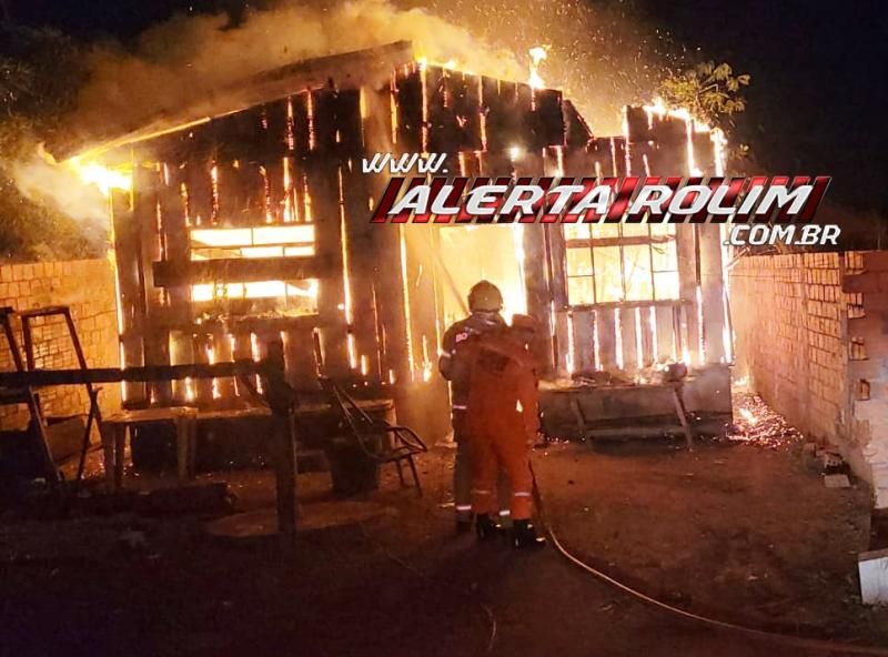 Homem saiu de casa para tomar caldo e ao retornar se deparou com a residência destruída por incêndio em Rolim de Moura Homem saiu de casa para tomar caldo e ao retornar se deparou com a residência destruída por incêndio em Rolim de Moura
