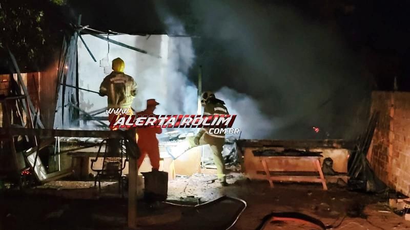Homem saiu de casa para tomar caldo e ao retornar se deparou com a residência destruída por incêndio em Rolim de Moura Homem saiu de casa para tomar caldo e ao retornar se deparou com a residência destruída por incêndio em Rolim de Moura