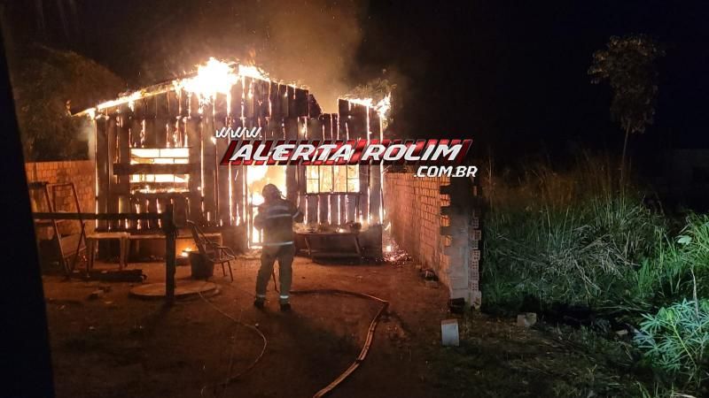 Homem saiu de casa para tomar caldo e ao retornar se deparou com a residência destruída por incêndio em Rolim de Moura Homem saiu de casa para tomar caldo e ao retornar se deparou com a residência destruída por incêndio em Rolim de Moura