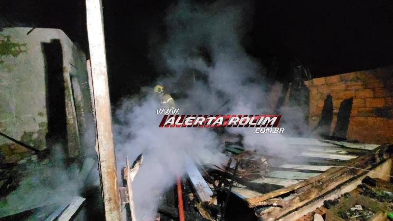 Homem saiu de casa para tomar caldo e ao retornar se deparou com a residência destruída por incêndio em Rolim de Moura Homem saiu de casa para tomar caldo e ao retornar se deparou com a residência destruída por incêndio em Rolim de Moura