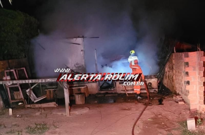 Homem saiu de casa para tomar caldo e ao retornar se deparou com a residência destruída por incêndio em Rolim de Moura Homem saiu de casa para tomar caldo e ao retornar se deparou com a residência destruída por incêndio em Rolim de Moura