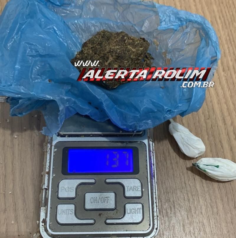 Indivíduo foi detido pela PM com invólucros de drogas em Rolim de Moura Indivíduo foi detido pela PM com invólucros de drogas em Rolim de Moura