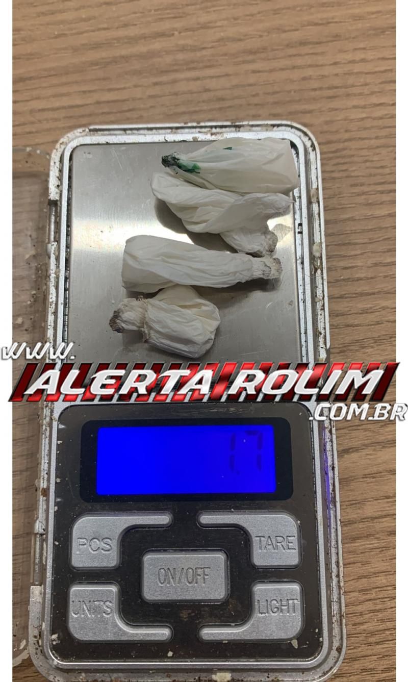 Indivíduo foi detido pela PM com invólucros de drogas em Rolim de Moura Indivíduo foi detido pela PM com invólucros de drogas em Rolim de Moura