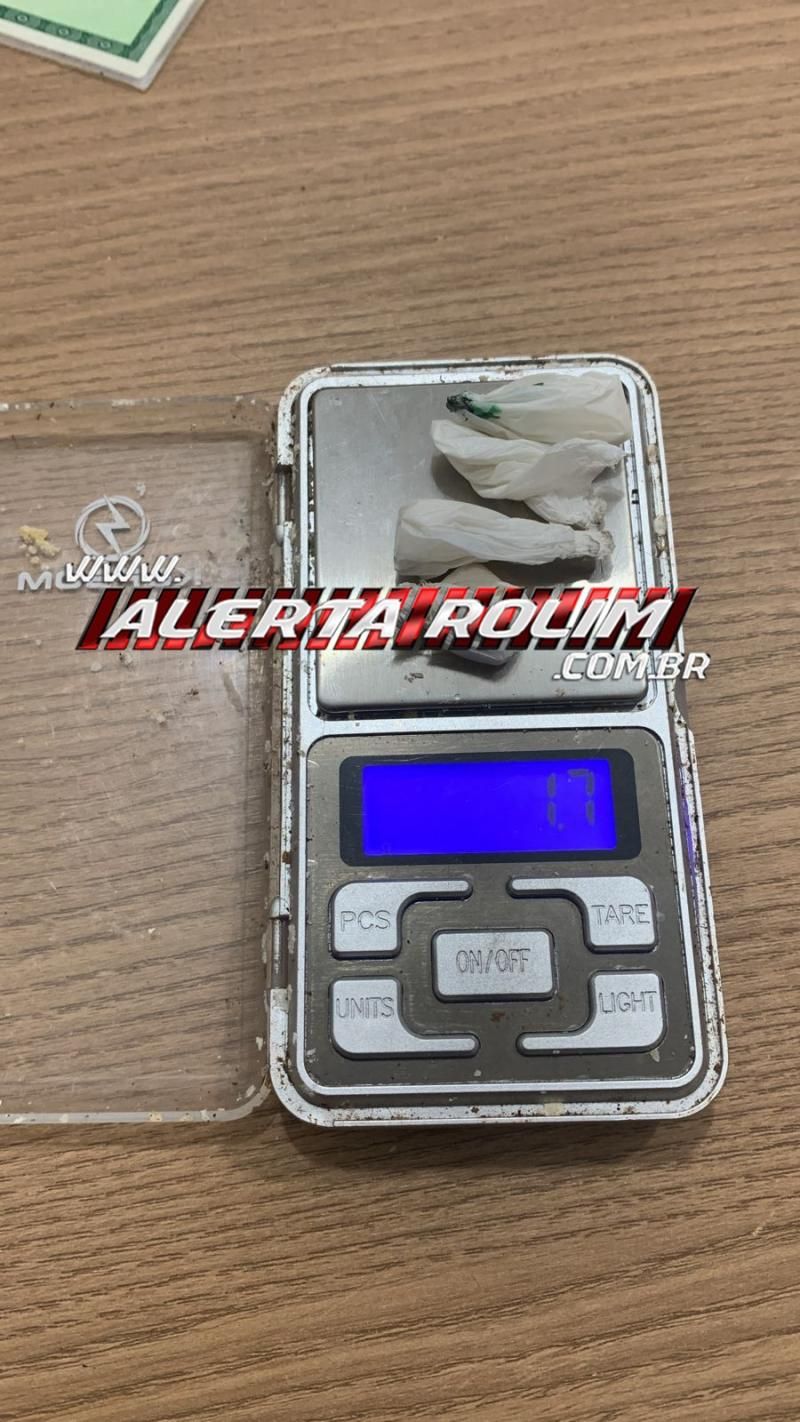 Indivíduo foi detido pela PM com invólucros de drogas em Rolim de Moura Indivíduo foi detido pela PM com invólucros de drogas em Rolim de Moura