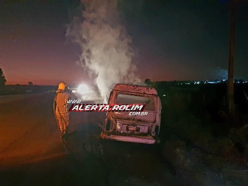 Kombi foi destruída por incêndio nesta manhã na RO 010 em Rolim de Moura Kombi foi destruída por incêndio nesta manhã na RO 010 em Rolim de Moura