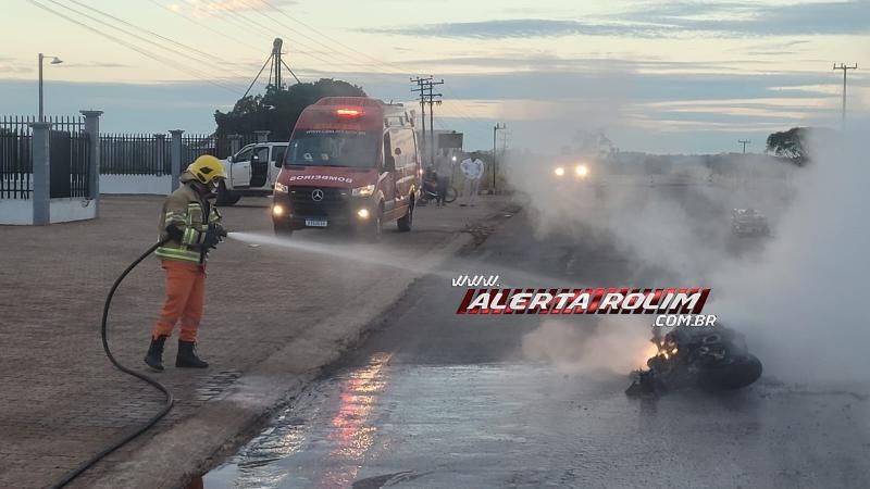 Motocicleta esportiva pegou fogo após condutor sofrer queda na RO 383 em Rolim de Moura Motocicleta esportiva pegou fogo após condutor sofrer queda na RO 383 em Rolim de Moura