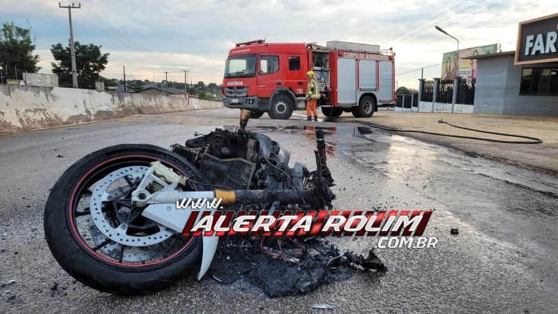 Motocicleta esportiva pegou fogo após condutor sofrer queda na RO 383 em Rolim de Moura Motocicleta esportiva pegou fogo após condutor sofrer queda na RO 383 em Rolim de Moura