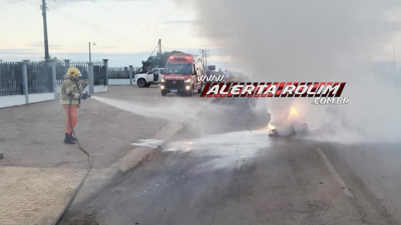 Motocicleta esportiva pegou fogo após condutor sofrer queda na RO 383 em Rolim de Moura Motocicleta esportiva pegou fogo após condutor sofrer queda na RO 383 em Rolim de Moura