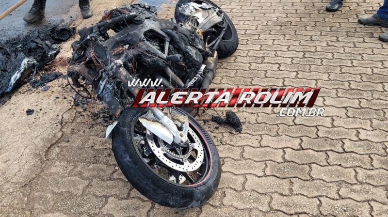 Motocicleta esportiva pegou fogo após condutor sofrer queda na RO 383 em Rolim de Moura Motocicleta esportiva pegou fogo após condutor sofrer queda na RO 383 em Rolim de Moura