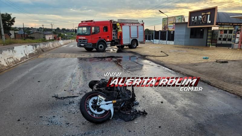 Motocicleta esportiva pegou fogo após condutor sofrer queda na RO 383 em Rolim de Moura Motocicleta esportiva pegou fogo após condutor sofrer queda na RO 383 em Rolim de Moura