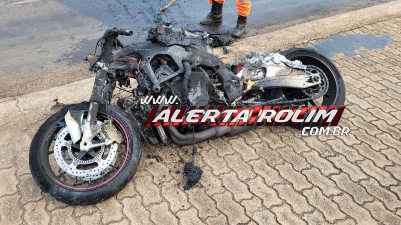 Motocicleta esportiva pegou fogo após condutor sofrer queda na RO 383 em Rolim de Moura Motocicleta esportiva pegou fogo após condutor sofrer queda na RO 383 em Rolim de Moura