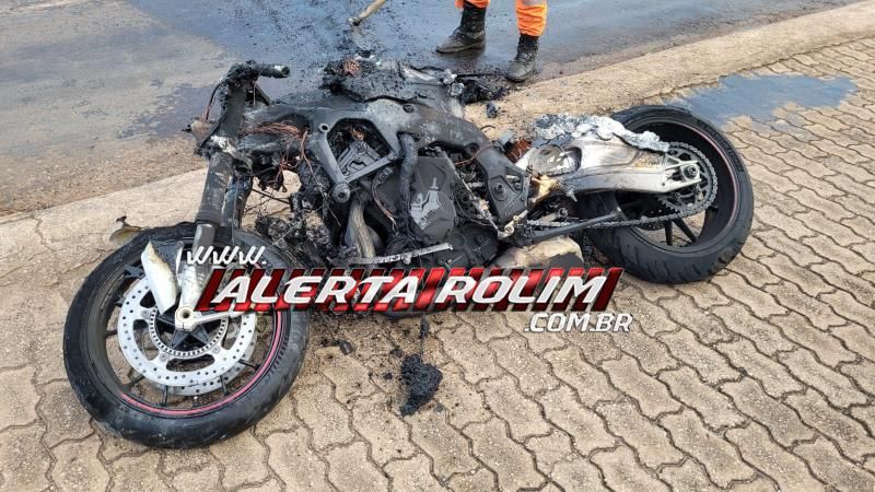 Motocicleta esportiva pegou fogo após condutor sofrer queda na RO 383 em Rolim de Moura Motocicleta esportiva pegou fogo após condutor sofrer queda na RO 383 em Rolim de Moura