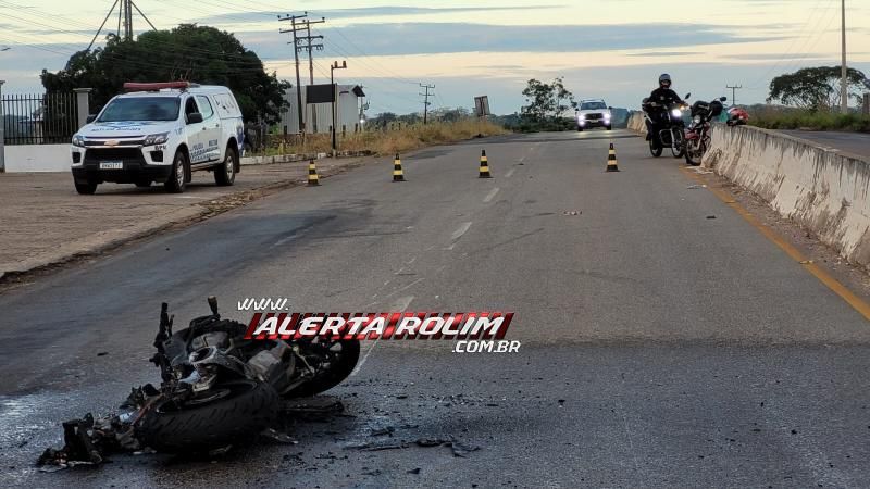 Motocicleta esportiva pegou fogo após condutor sofrer queda na RO 383 em Rolim de Moura Motocicleta esportiva pegou fogo após condutor sofrer queda na RO 383 em Rolim de Moura