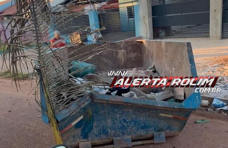 Motociclista foi socorrido em estado grave após bater em caçamba de entulho em Rolim de Moura - Veja o vídeo Motociclista foi socorrido em estado grave após bater em caçamba de entulho em Rolim de Moura - Veja o vídeo