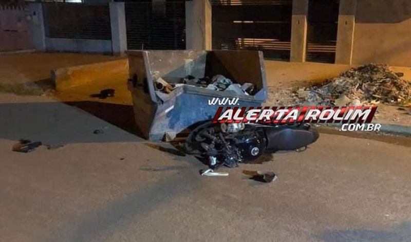 Motociclista foi socorrido em estado grave após bater em caçamba de entulho em Rolim de Moura - Veja o vídeo Motociclista foi socorrido em estado grave após bater em caçamba de entulho em Rolim de Moura - Veja o vídeo