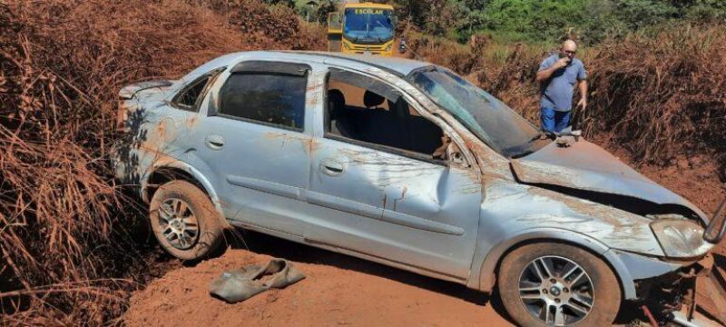 Motorista capotou carro nesta quarta-feira em Rolim de Moura Motorista capotou carro nesta quarta-feira em Rolim de Moura