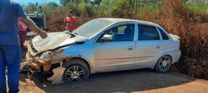 Motorista capotou carro nesta quarta-feira em Rolim de Moura Motorista capotou carro nesta quarta-feira em Rolim de Moura