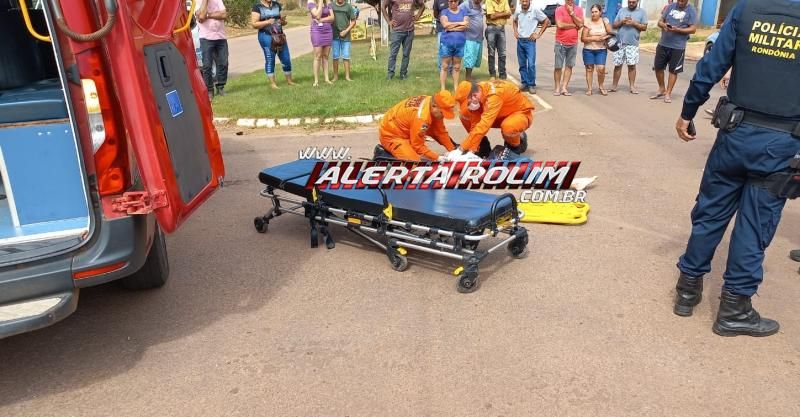 Mulher foi socorrida em estado grave após colisão entre duas motos neste sábado em Rolim de Moura Mulher foi socorrida em estado grave após colisão entre duas motos neste sábado em Rolim de Moura