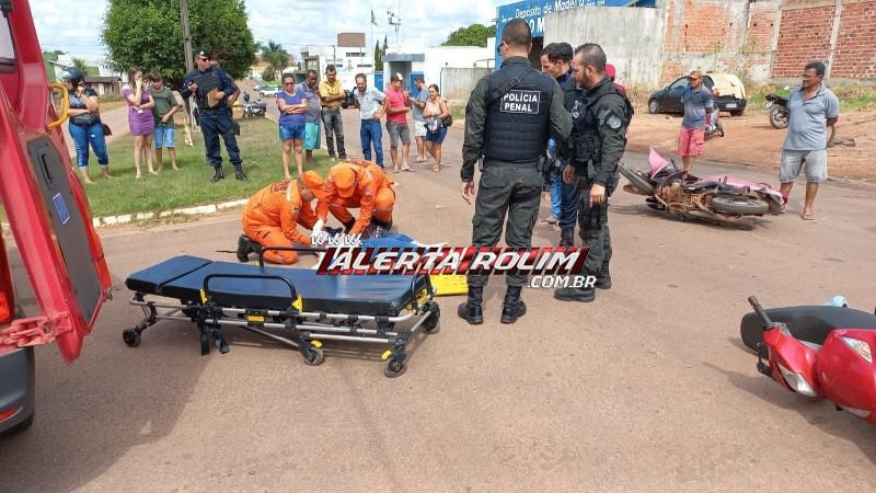 Mulher foi socorrida em estado grave após colisão entre duas motos neste sábado em Rolim de Moura Mulher foi socorrida em estado grave após colisão entre duas motos neste sábado em Rolim de Moura