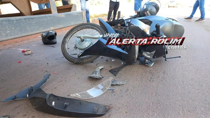 Mulher fraturou braço e perna após bater moto na traseira de caminhão estacionado em Rolim de Moura; uma passageira também se feriu Mulher fraturou braço e perna após bater moto na traseira de caminhão estacionado em Rolim de Moura; uma passageira também se feriu
