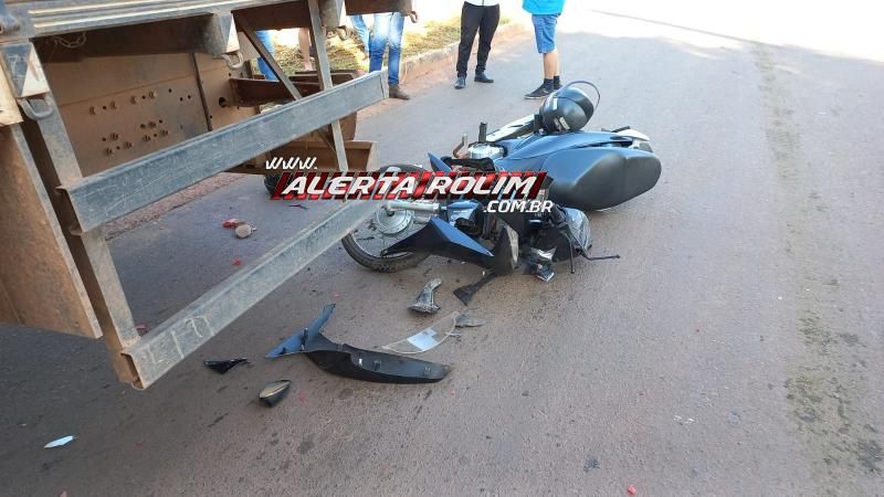 Mulher fraturou braço e perna após bater moto na traseira de caminhão estacionado em Rolim de Moura; uma passageira também se feriu Mulher fraturou braço e perna após bater moto na traseira de caminhão estacionado em Rolim de Moura; uma passageira também se feriu