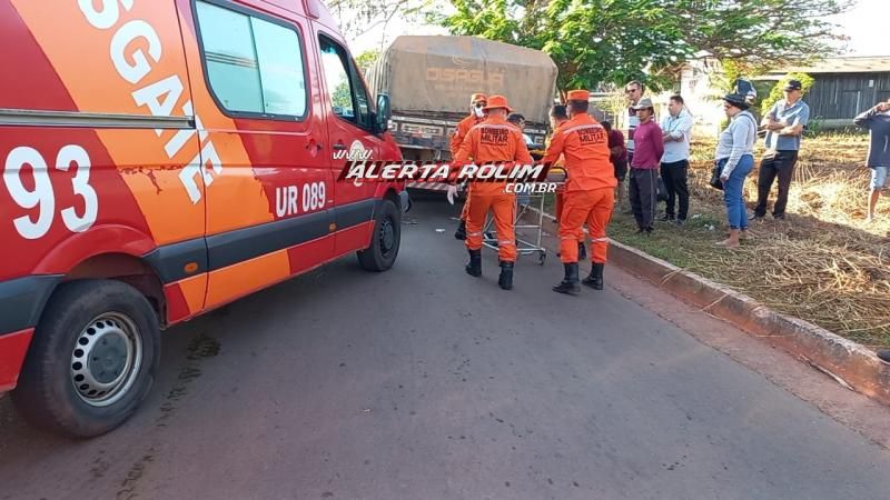 Mulher fraturou braço e perna após bater moto na traseira de caminhão estacionado em Rolim de Moura; uma passageira também se feriu Mulher fraturou braço e perna após bater moto na traseira de caminhão estacionado em Rolim de Moura; uma passageira também se feriu