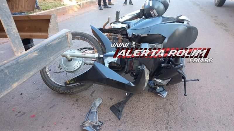 Mulher fraturou braço e perna após bater moto na traseira de caminhão estacionado em Rolim de Moura; uma passageira também se feriu Mulher fraturou braço e perna após bater moto na traseira de caminhão estacionado em Rolim de Moura; uma passageira também se feriu