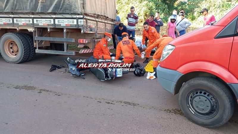 Mulher fraturou braço e perna após bater moto na traseira de caminhão estacionado em Rolim de Moura; uma passageira também se feriu Mulher fraturou braço e perna após bater moto na traseira de caminhão estacionado em Rolim de Moura; uma passageira também se feriu