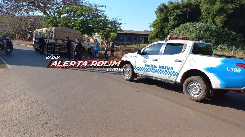 Mulher fraturou braço e perna após bater moto na traseira de caminhão estacionado em Rolim de Moura; uma passageira também se feriu Mulher fraturou braço e perna após bater moto na traseira de caminhão estacionado em Rolim de Moura; uma passageira também se feriu