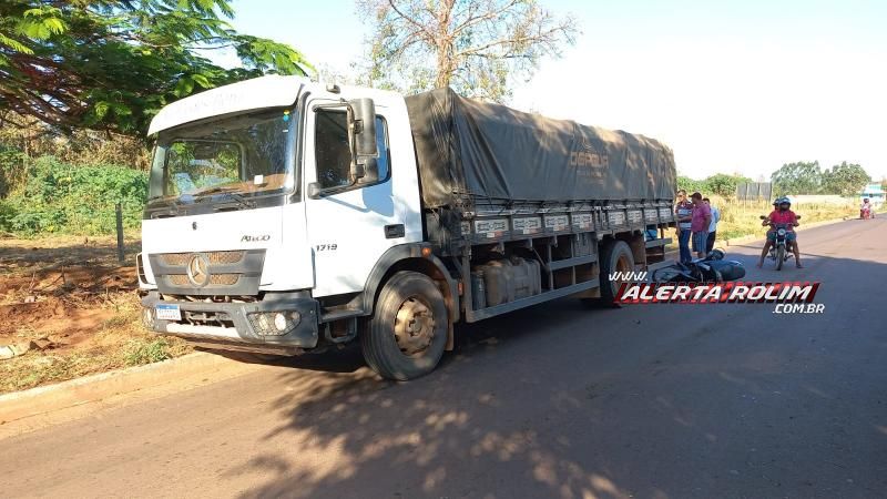 Mulher fraturou braço e perna após bater moto na traseira de caminhão estacionado em Rolim de Moura; uma passageira também se feriu Mulher fraturou braço e perna após bater moto na traseira de caminhão estacionado em Rolim de Moura; uma passageira também se feriu