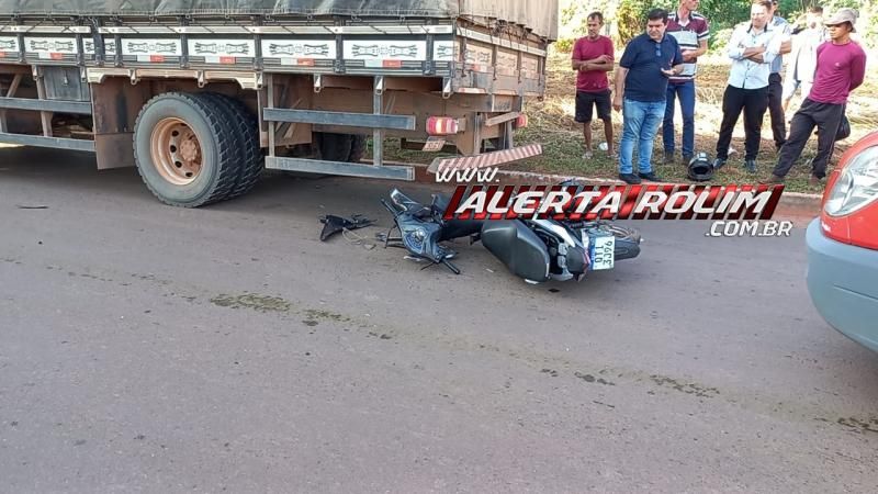 Mulher fraturou braço e perna após bater moto na traseira de caminhão estacionado em Rolim de Moura; uma passageira também se feriu Mulher fraturou braço e perna após bater moto na traseira de caminhão estacionado em Rolim de Moura; uma passageira também se feriu