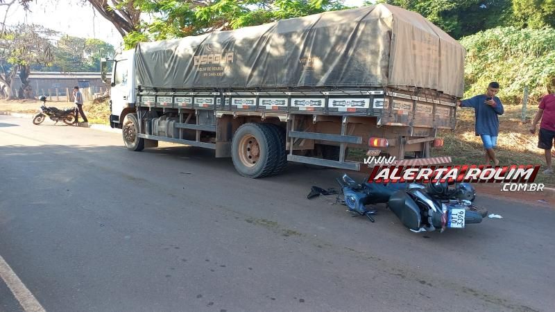 Mulher fraturou braço e perna após bater moto na traseira de caminhão estacionado em Rolim de Moura; uma passageira também se feriu Mulher fraturou braço e perna após bater moto na traseira de caminhão estacionado em Rolim de Moura; uma passageira também se feriu