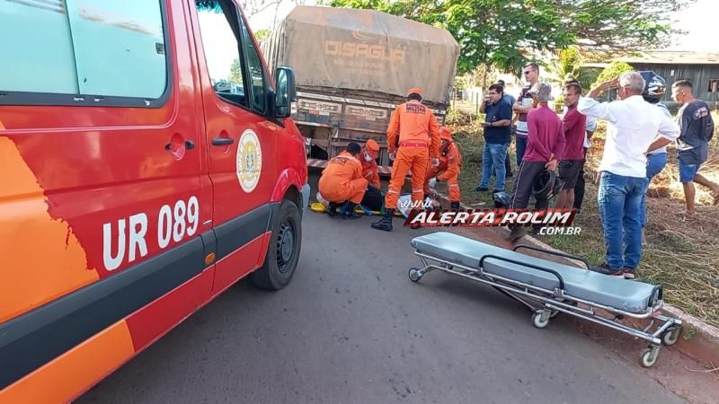Mulher fraturou braço e perna após bater moto na traseira de caminhão estacionado em Rolim de Moura; uma passageira também se feriu Mulher fraturou braço e perna após bater moto na traseira de caminhão estacionado em Rolim de Moura; uma passageira também se feriu