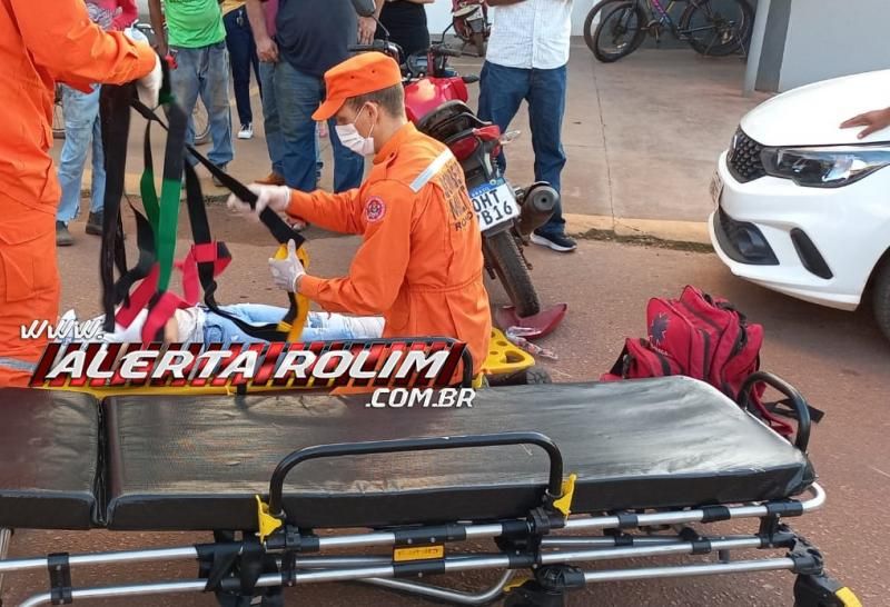 Mulher sofreu lesão no pé após colidir moto na traseira de carro que saiu do estacionamento em Rolim de Moura Mulher sofreu lesão no pé após colidir moto na traseira de carro que saiu do estacionamento em Rolim de Moura