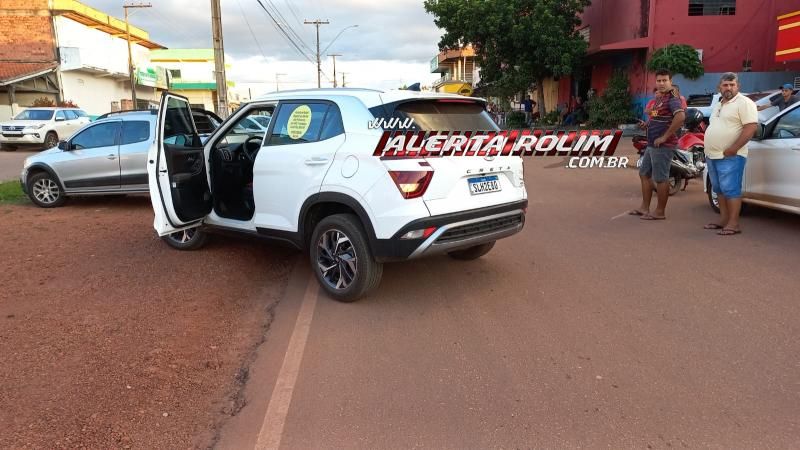 Mulher sofreu lesão no pé após colidir moto na traseira de carro que saiu do estacionamento em Rolim de Moura Mulher sofreu lesão no pé após colidir moto na traseira de carro que saiu do estacionamento em Rolim de Moura
