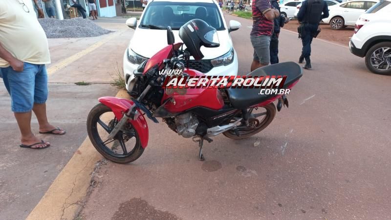 Mulher sofreu lesão no pé após colidir moto na traseira de carro que saiu do estacionamento em Rolim de Moura Mulher sofreu lesão no pé após colidir moto na traseira de carro que saiu do estacionamento em Rolim de Moura