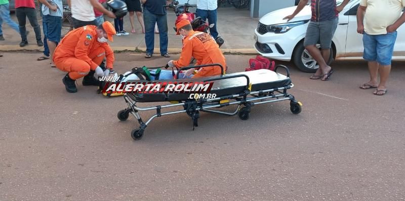 Mulher sofreu lesão no pé após colidir moto na traseira de carro que saiu do estacionamento em Rolim de Moura Mulher sofreu lesão no pé após colidir moto na traseira de carro que saiu do estacionamento em Rolim de Moura