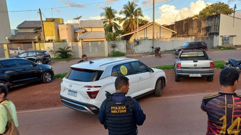 Mulher sofreu lesão no pé após colidir moto na traseira de carro que saiu do estacionamento em Rolim de Moura Mulher sofreu lesão no pé após colidir moto na traseira de carro que saiu do estacionamento em Rolim de Moura