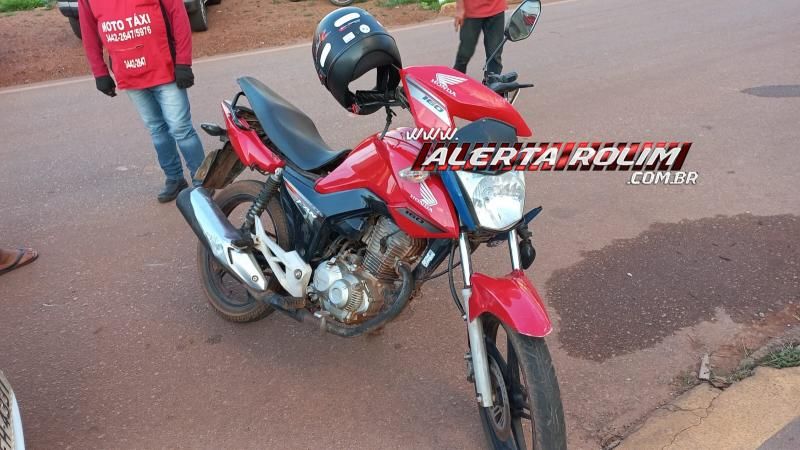 Mulher sofreu lesão no pé após colidir moto na traseira de carro que saiu do estacionamento em Rolim de Moura Mulher sofreu lesão no pé após colidir moto na traseira de carro que saiu do estacionamento em Rolim de Moura