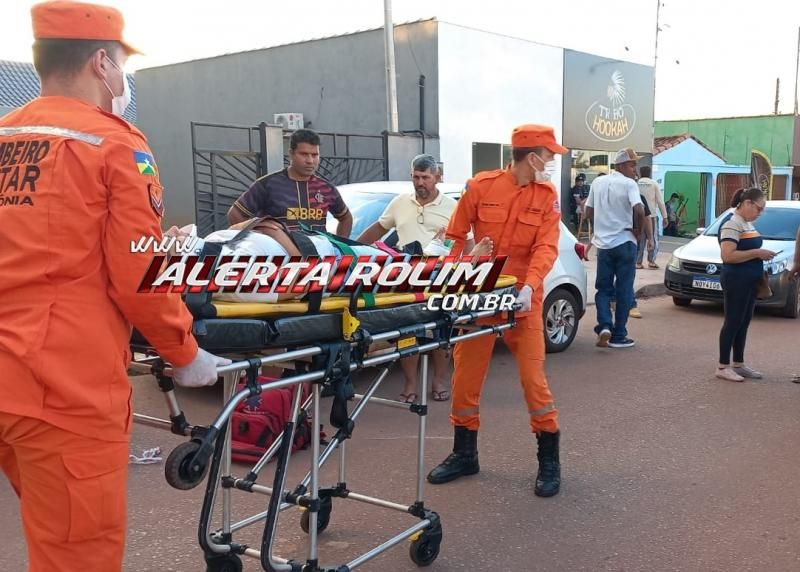 Mulher sofreu lesão no pé após colidir moto na traseira de carro que saiu do estacionamento em Rolim de Moura Mulher sofreu lesão no pé após colidir moto na traseira de carro que saiu do estacionamento em Rolim de Moura