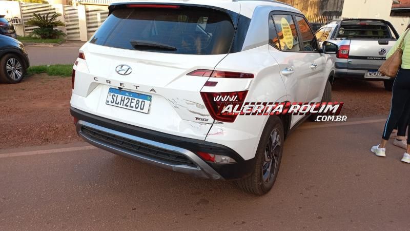 Mulher sofreu lesão no pé após colidir moto na traseira de carro que saiu do estacionamento em Rolim de Moura Mulher sofreu lesão no pé após colidir moto na traseira de carro que saiu do estacionamento em Rolim de Moura