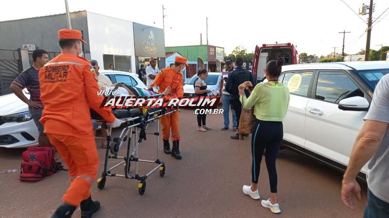 Mulher sofreu lesão no pé após colidir moto na traseira de carro que saiu do estacionamento em Rolim de Moura Mulher sofreu lesão no pé após colidir moto na traseira de carro que saiu do estacionamento em Rolim de Moura