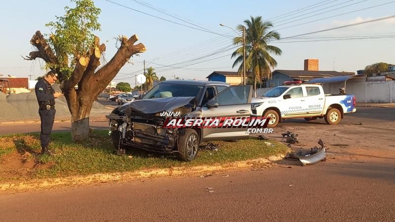 Primeiro acidente do dia envolveu dois carros no Centro de Rolim de Moura Primeiro acidente do dia envolveu dois carros no Centro de Rolim de Moura