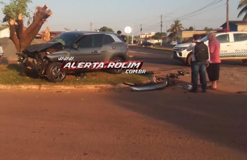 Primeiro acidente do dia envolveu dois carros no Centro de Rolim de Moura Primeiro acidente do dia envolveu dois carros no Centro de Rolim de Moura