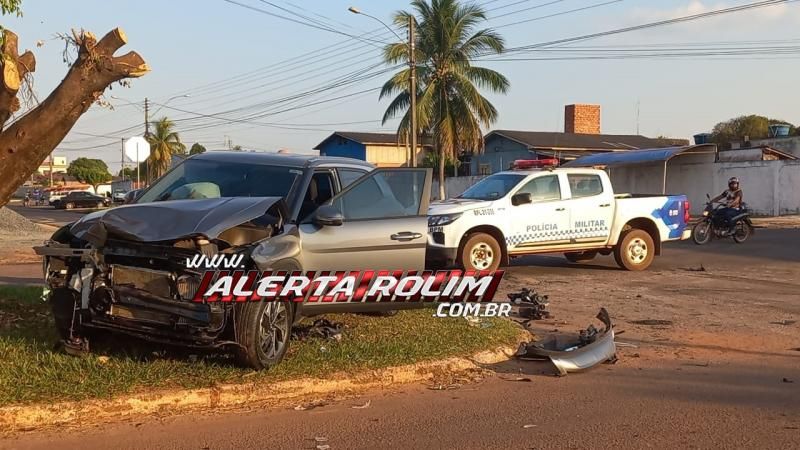 Primeiro acidente do dia envolveu dois carros no Centro de Rolim de Moura Primeiro acidente do dia envolveu dois carros no Centro de Rolim de Moura