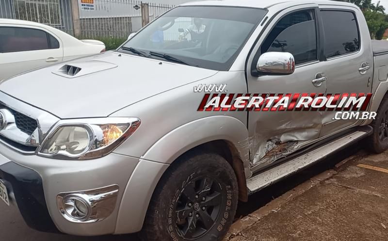 Quarto acidente desta terça-feira envolveu Voyage e Hilux também ocorreu no Centro de Rolim de Moura Quarto acidente desta terça-feira envolveu Voyage e Hilux também ocorreu no Centro de Rolim de Moura