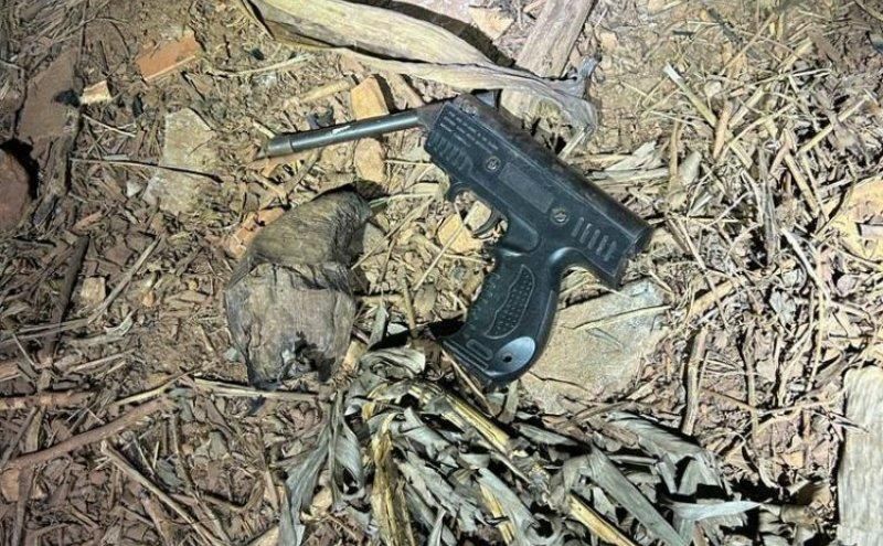 Suspeito de matar mulher em frente ao namorado morreu em troca de tiros com a PM em São Francisco do Guaporé Suspeito de matar mulher em frente ao namorado morreu em troca de tiros com a PM em São Francisco do Guaporé